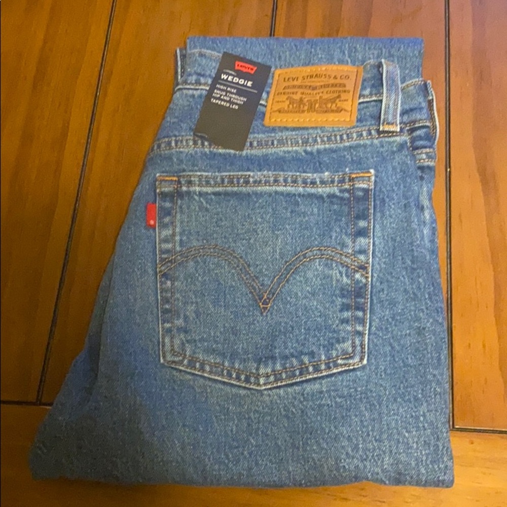 LEVI’S PREMIUM WEDGIE-size 28-Athens Medium Wash